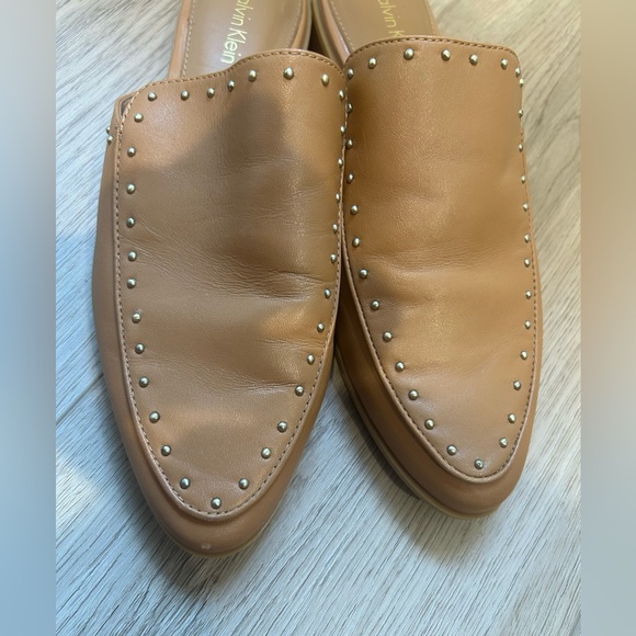 Womens Calvin Klein Floral Studded Mule Flats, Almond Tan, Size 7 - Picture 4 of 10